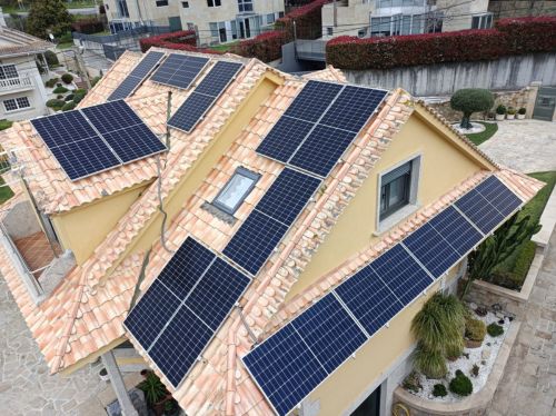 Instalador placas solares galicia, tejado con varias aguas y placas distribuidas por el tejado