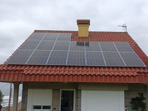 Instalador placas solares Vigo, instalación de placas sobre tejado inclinado