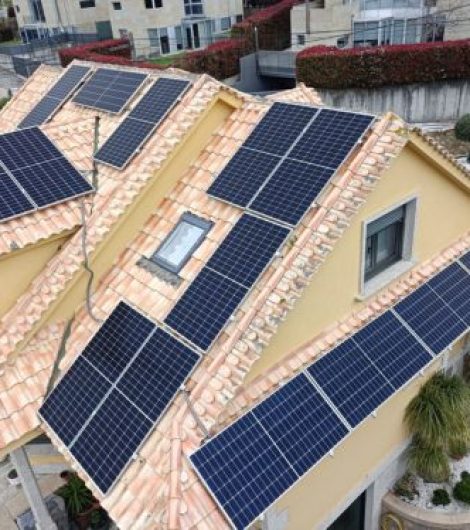 Instalador placas solares, tejado con varias inclinaciones y placas distribuidas por su tejado.